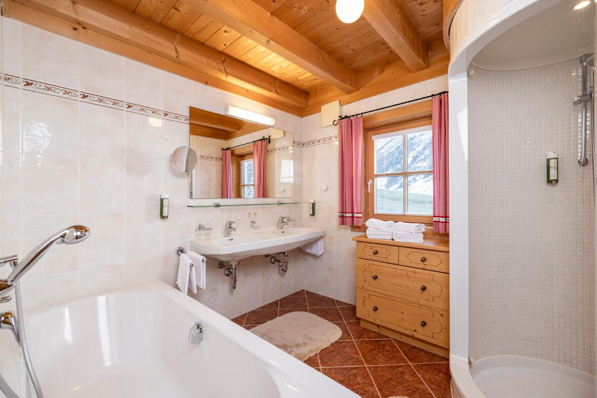 Family Lodge Maximilian Тукс Екстериор снимка
